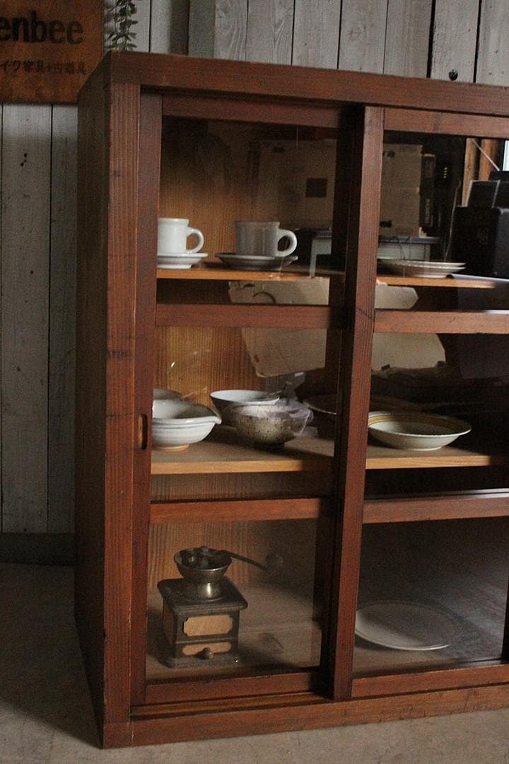 古く味のある木枠格子ガラス戸棚　食器棚　水屋　キャビネット　古家具