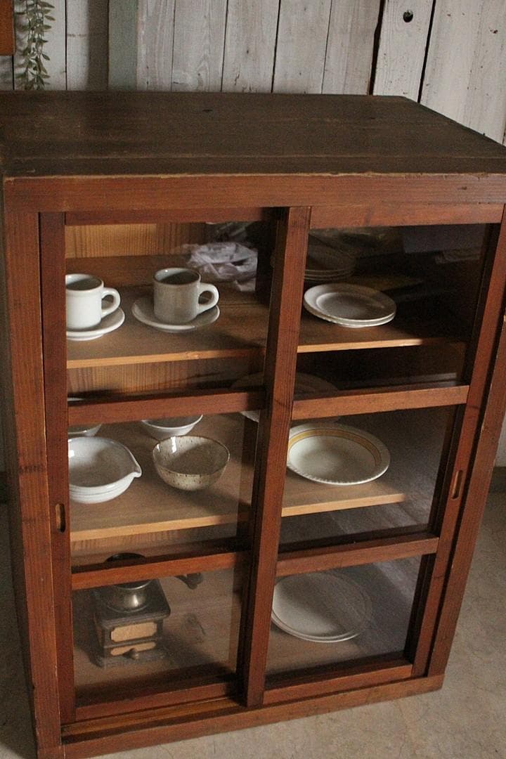 古く味のある木枠格子ガラス戸棚　食器棚　水屋　キャビネット　古家具