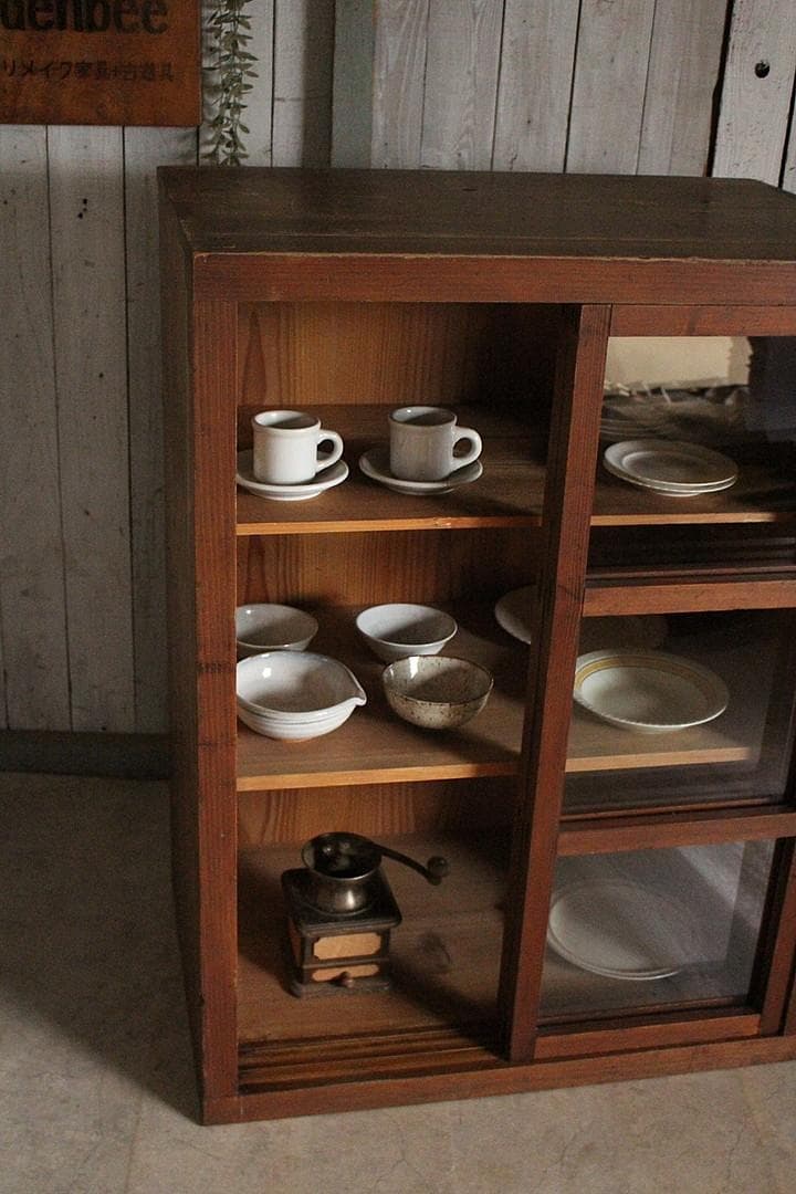 古く味のある木枠格子ガラス戸棚　食器棚　水屋　キャビネット　古家具