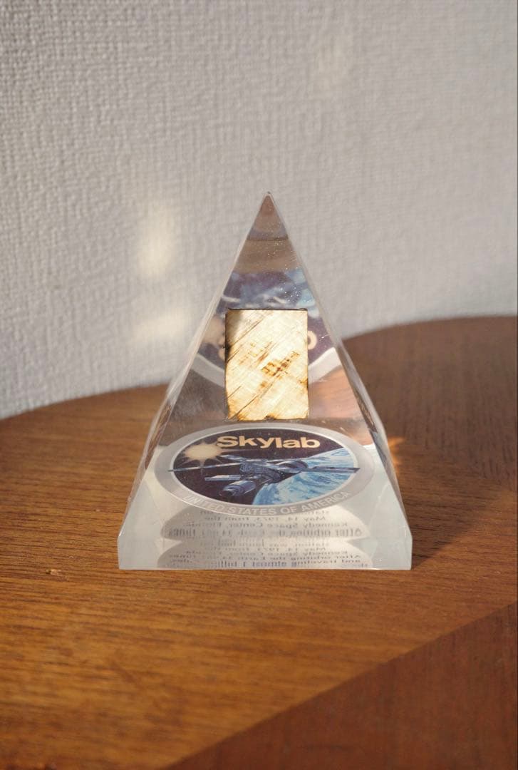 希少 Skylab NASA 実物デブリ アクリル ピラミッド オブジェ/アート