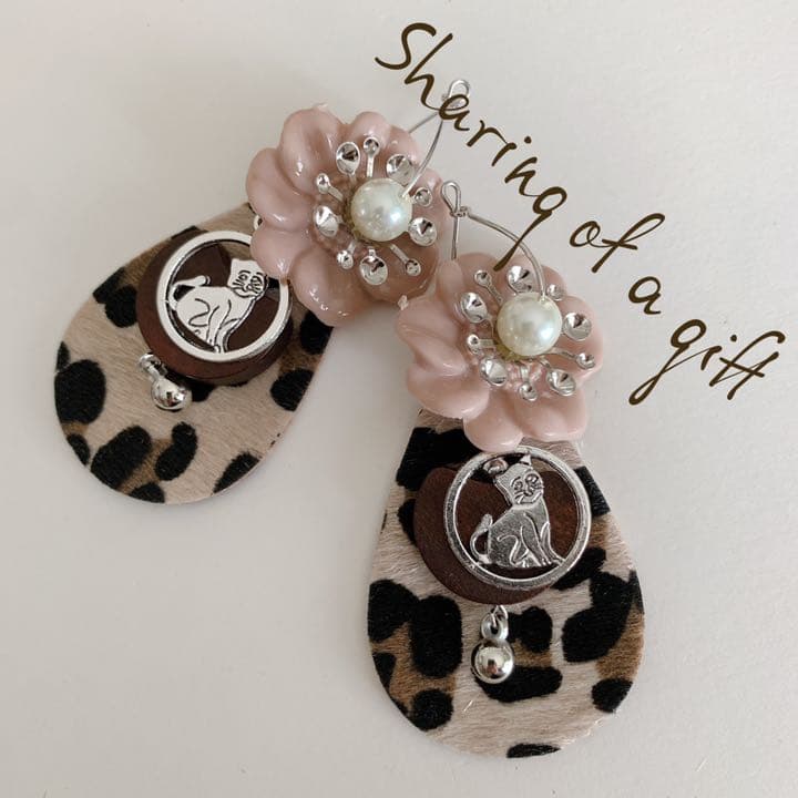 くすみピンクのフラワーと猫ちゃんのピアス