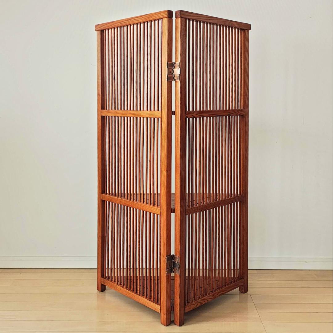 コロン: 木製コーナーラック スラットデザイン