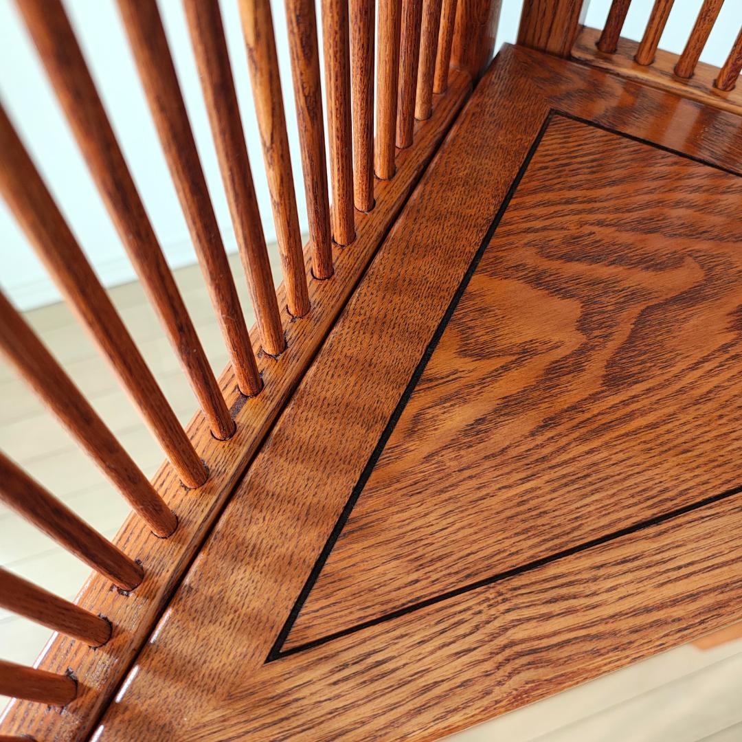 コロン: 木製コーナーラック スラットデザイン