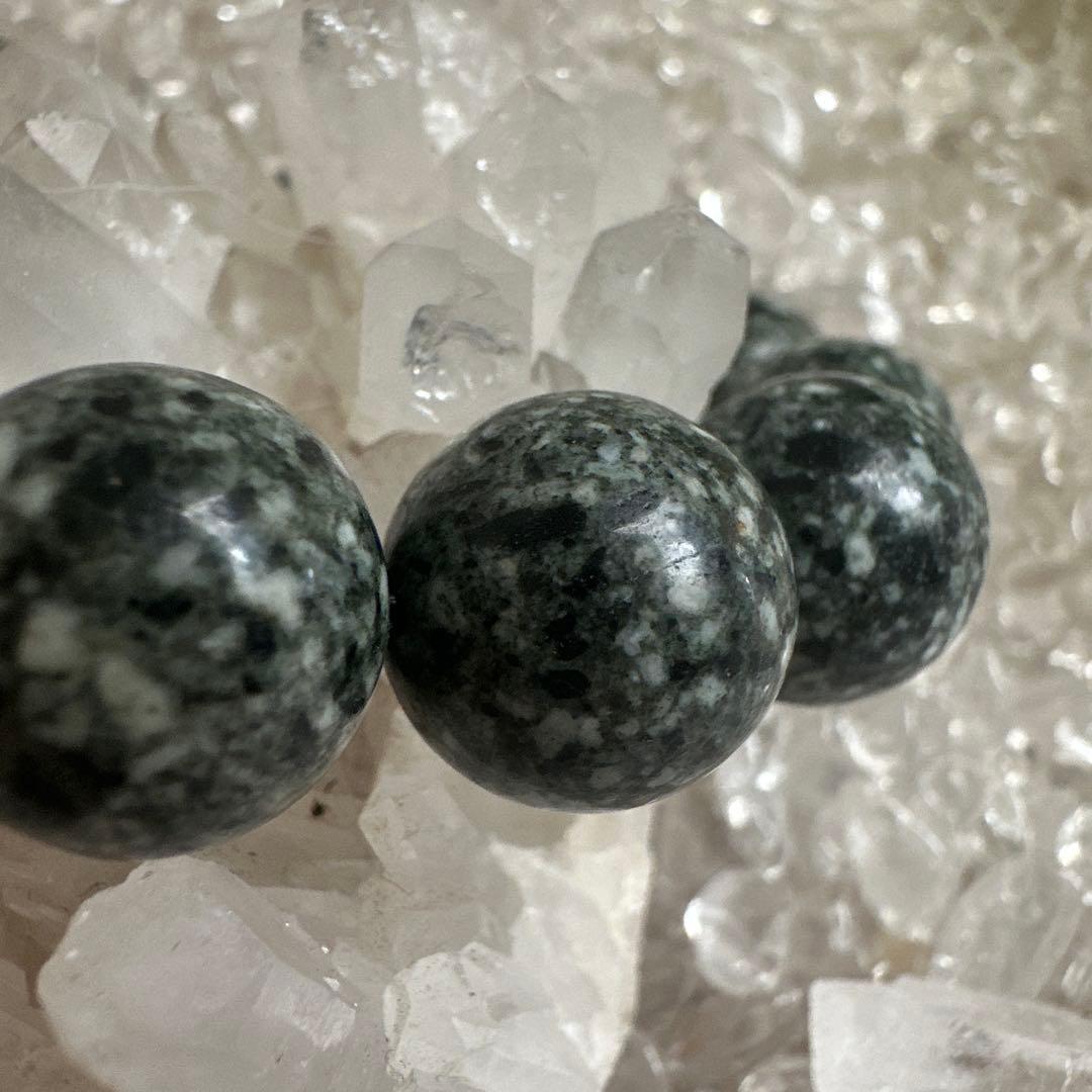 【遠野霊石】14mm 「持つ人に寄り添い、運気を上げる。神秘の銘石遠野角閃石。