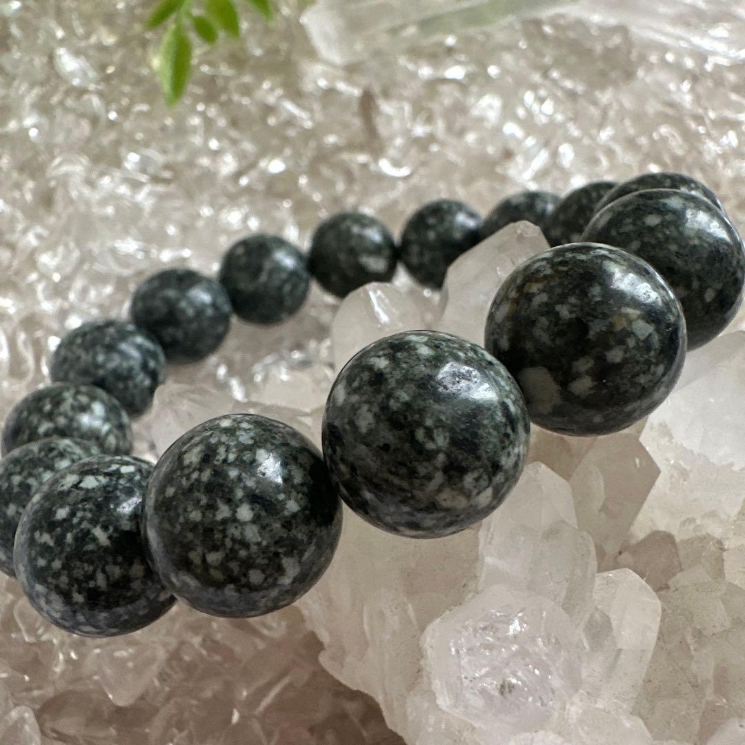 【遠野霊石】14mm 「持つ人に寄り添い、運気を上げる。神秘の銘石遠野角閃石。