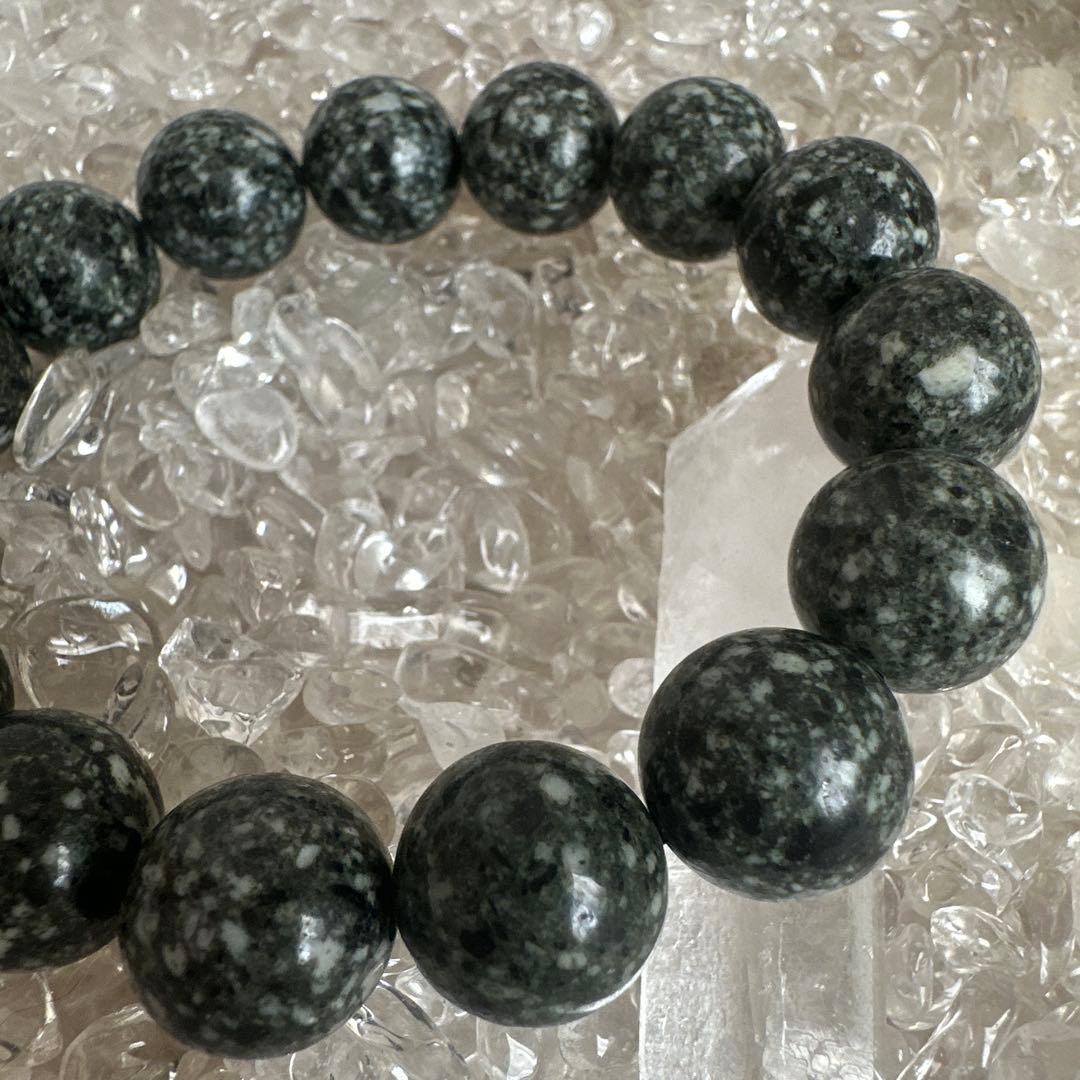 【遠野霊石】14mm 「持つ人に寄り添い、運気を上げる。神秘の銘石遠野角閃石。