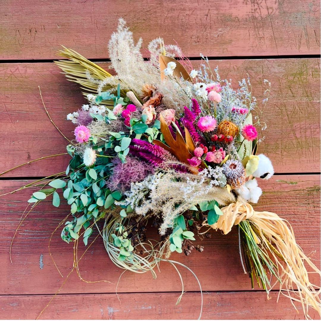 枝垂れを楽しむスワッグ　スワッグ　リース　ユーカリ　スモークツリー