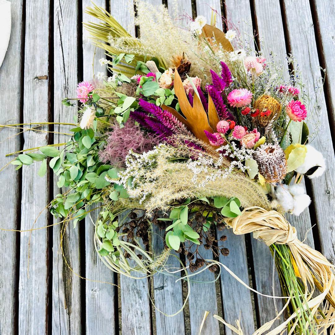 枝垂れを楽しむスワッグ　スワッグ　リース　ユーカリ　スモークツリー