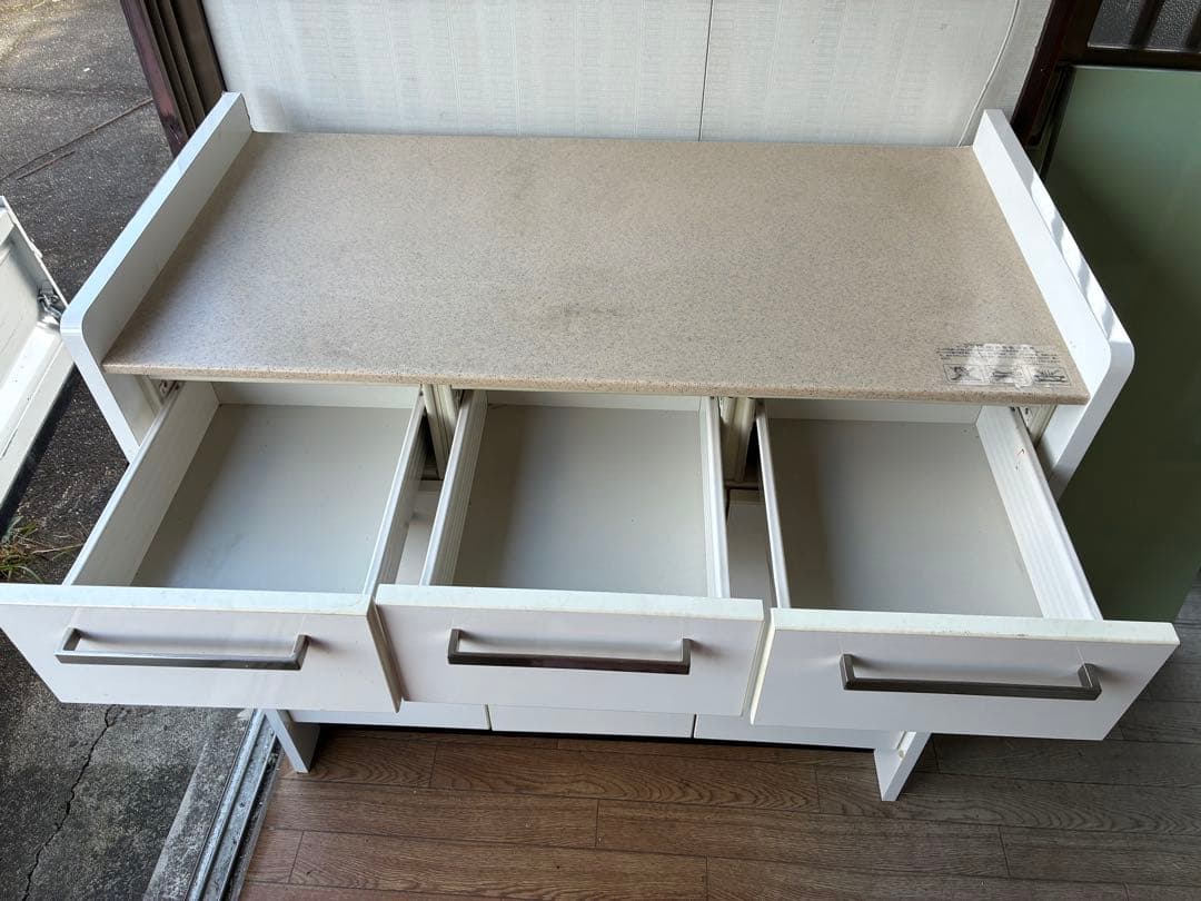ホワイトキッチンカップボード 3枚扉ガラス引き出し人口大理石