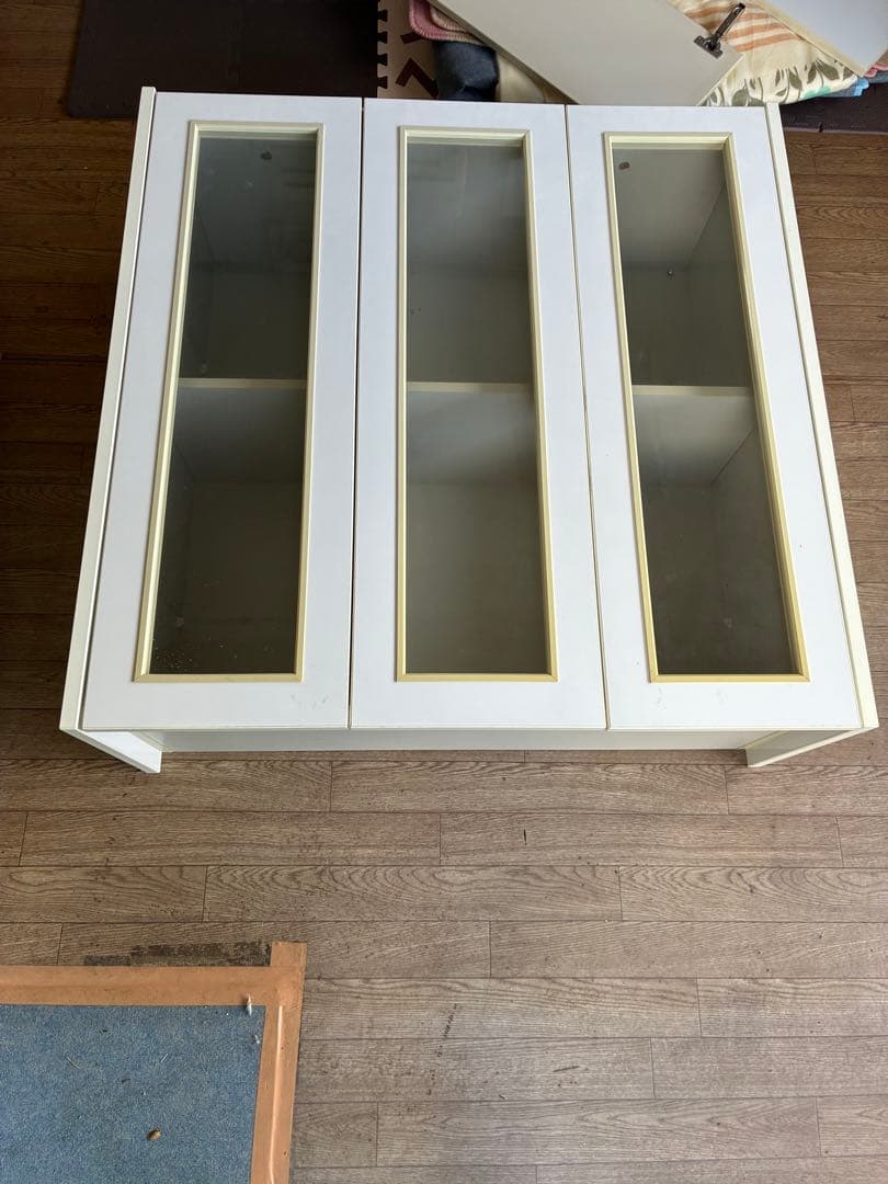 ホワイトキッチンカップボード 3枚扉ガラス引き出し人口大理石