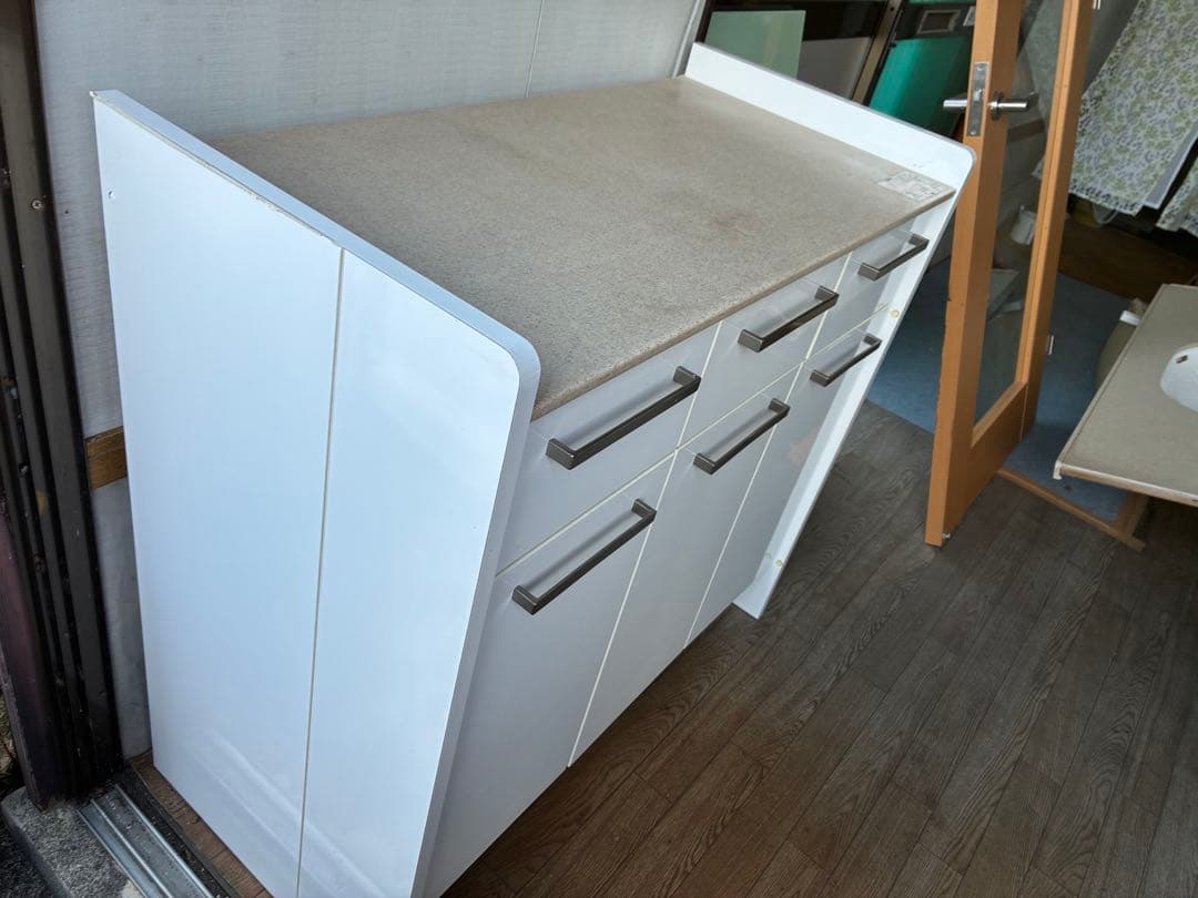 ホワイトキッチンカップボード 3枚扉ガラス引き出し人口大理石