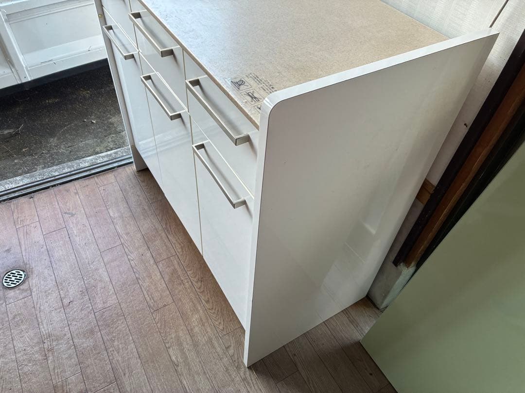 ホワイトキッチンカップボード 3枚扉ガラス引き出し人口大理石