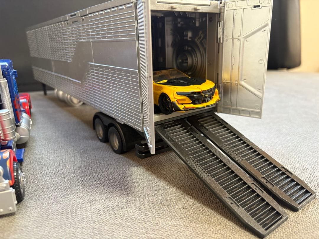 10thアニバーサリー オプティマスプライム＋専用コンテナトレーラー