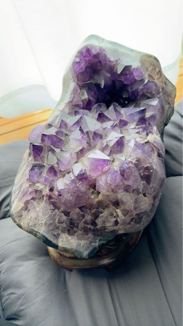 アメジスト原石 かなり大きめ 木製台座付き！