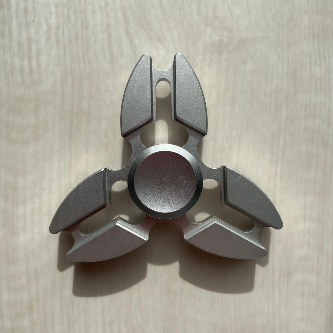 ハンドスピナー シルバー - メルカリ