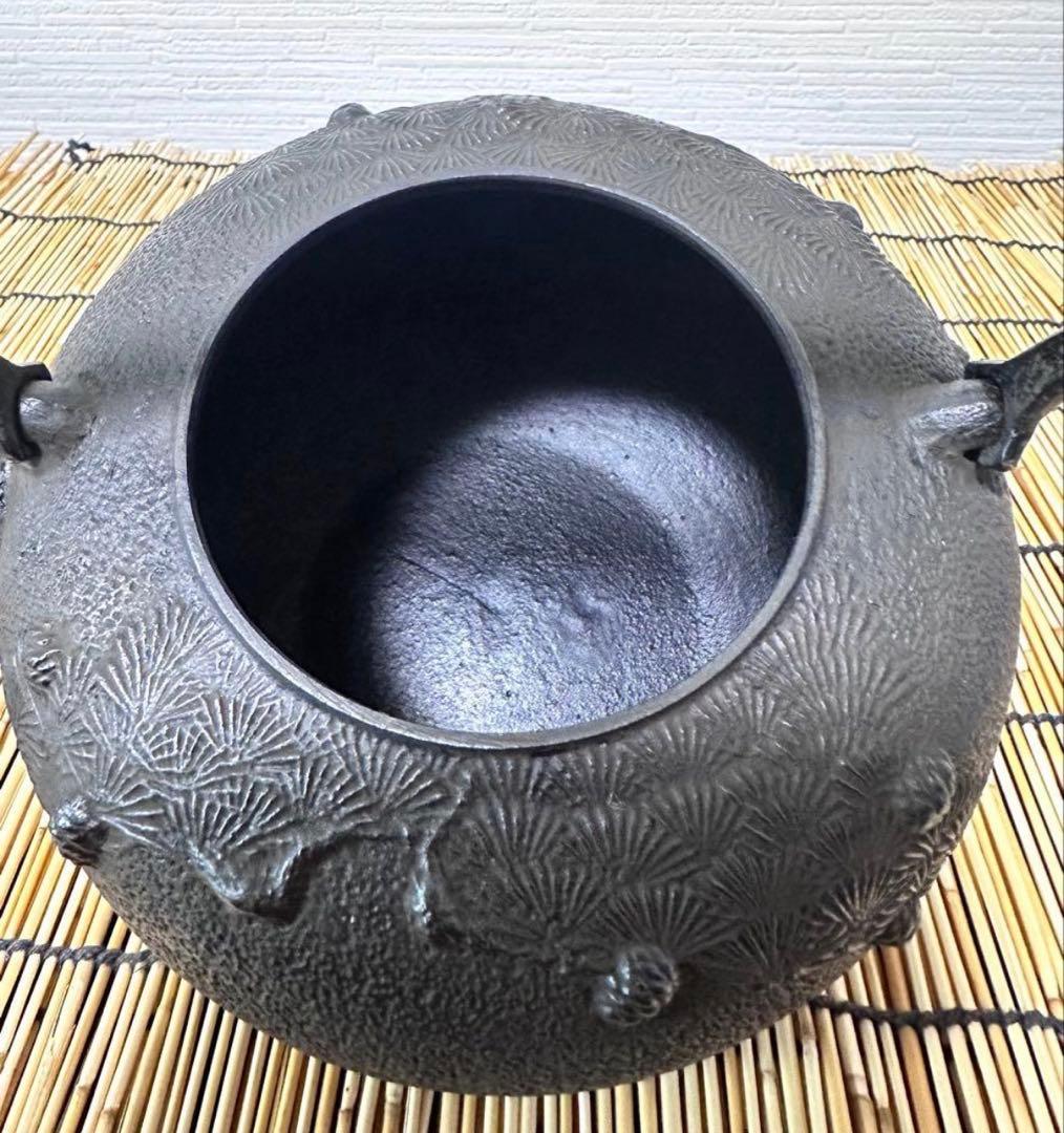 未使用品、供箱、栞付　南部秀山堂　佐藤 勝弘作　１５型松文様　鉄瓶　南部鉄瓶