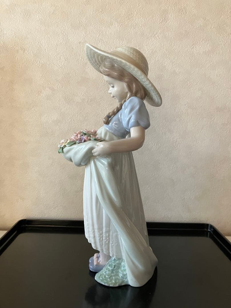 【リアドロ】愛らしい花摘みのお人形