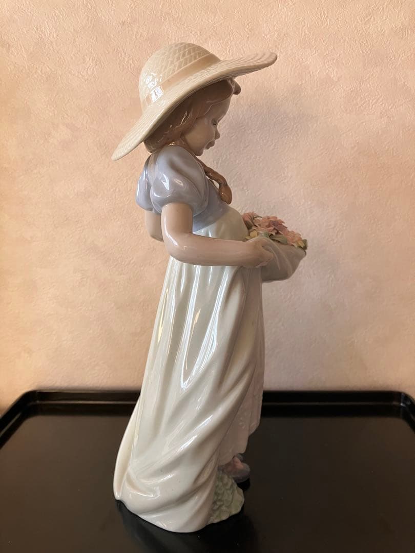 【リアドロ】愛らしい花摘みのお人形