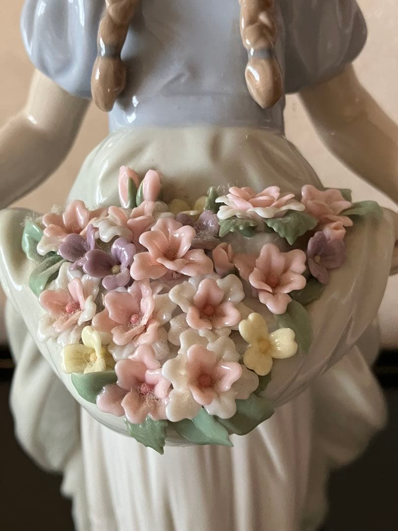 【リアドロ】愛らしい花摘みのお人形