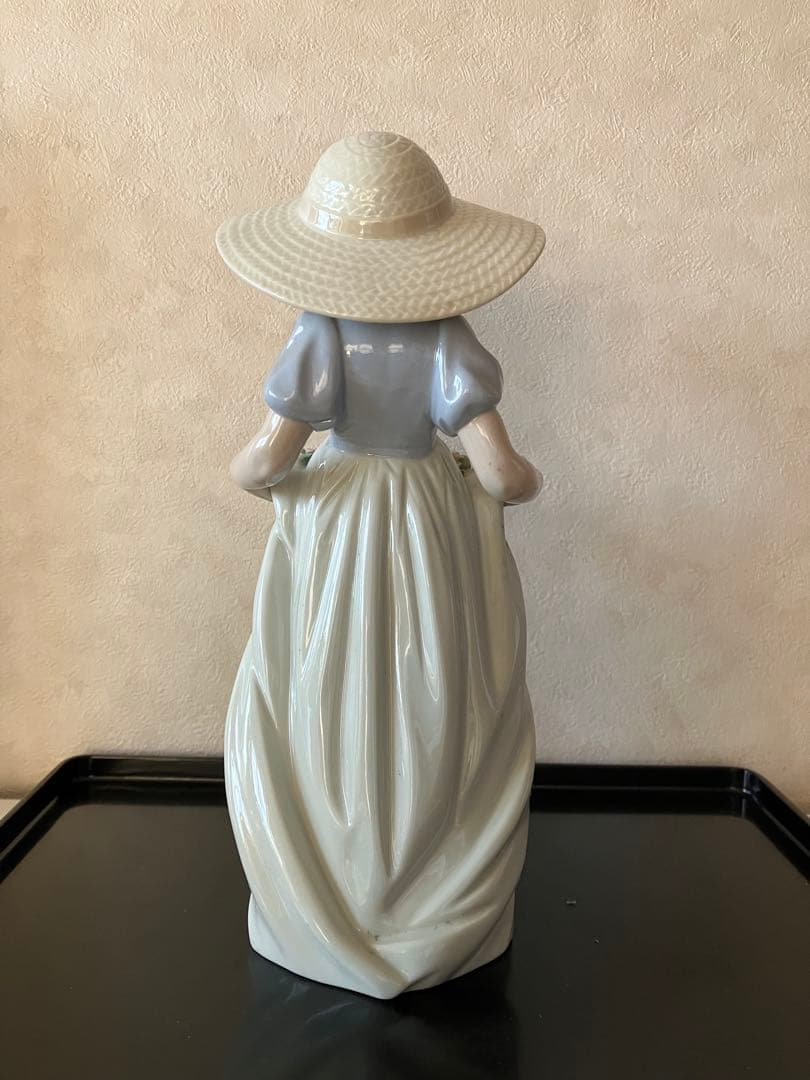 【リアドロ】愛らしい花摘みのお人形