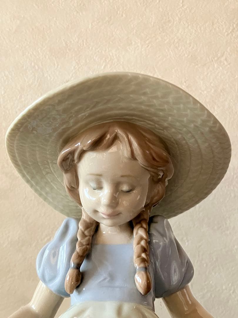 【リアドロ】愛らしい花摘みのお人形