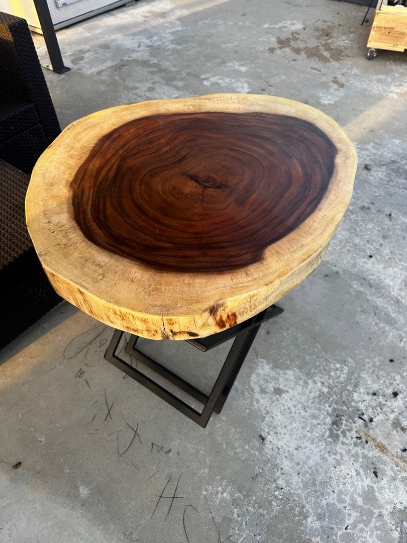 モンキーポット　一枚板　テーブル　カフェ　無垢テーブル　リビングテーブル