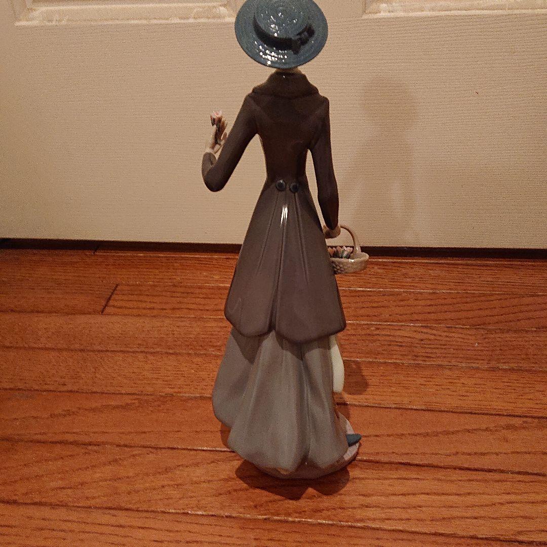 値下げしました。リアドロの薔薇をみつめる婦人