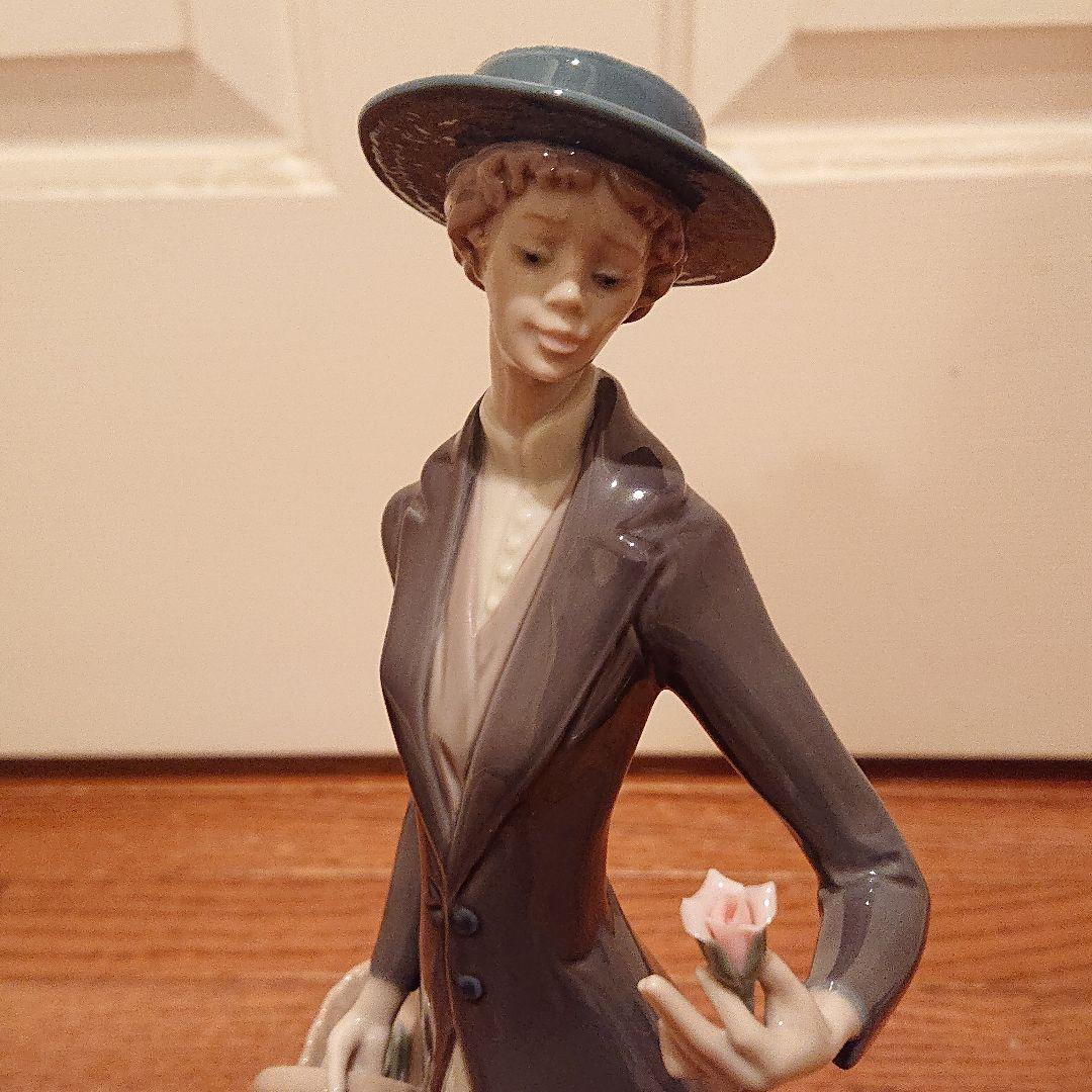 値下げしました。リアドロの薔薇をみつめる婦人