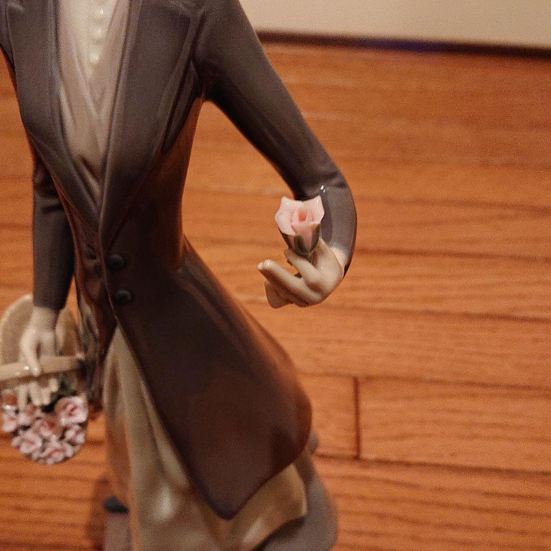 値下げしました。リアドロの薔薇をみつめる婦人