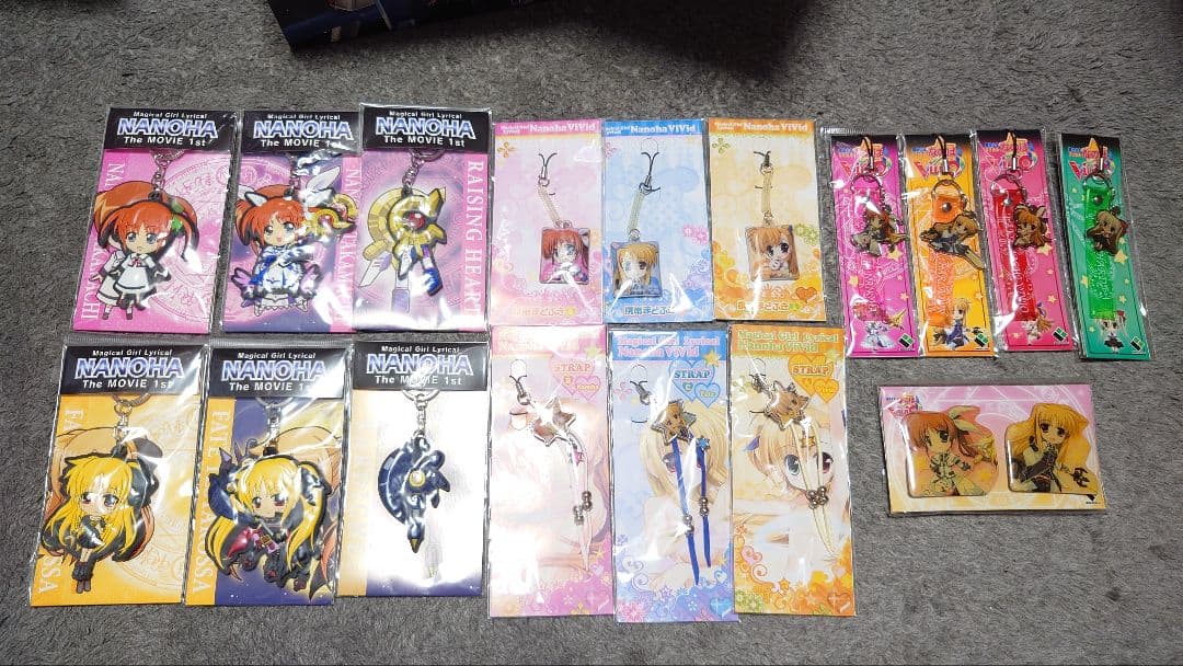 リリカルなのは　フェイト　ストラップ　セット 描き下ろしイラスト使用の可愛いグッズが盛りだくさん！『魔法少女