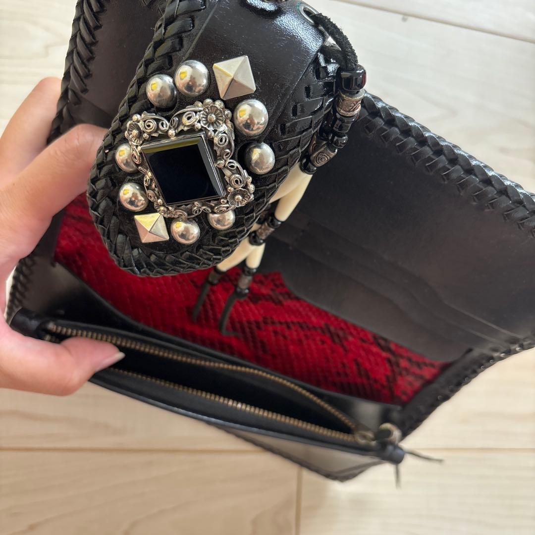 エンボス加工 ブラック長財布 ビジュー付き