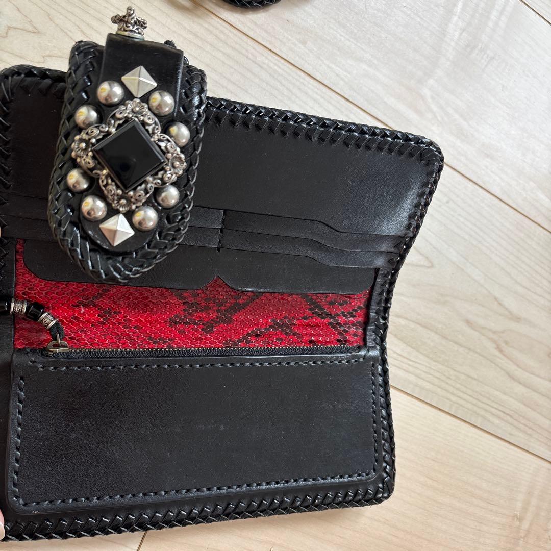 エンボス加工 ブラック長財布 ビジュー付き