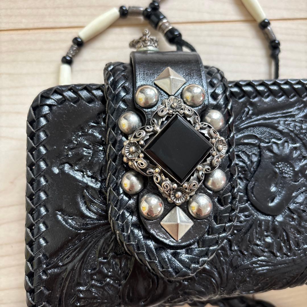 エンボス加工 ブラック長財布 ビジュー付き