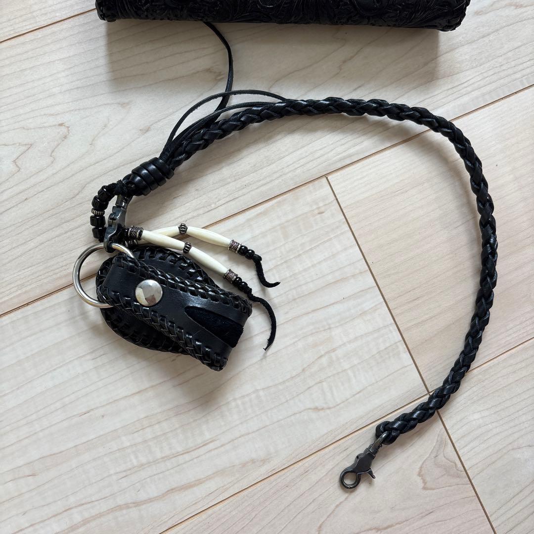 エンボス加工 ブラック長財布 ビジュー付き