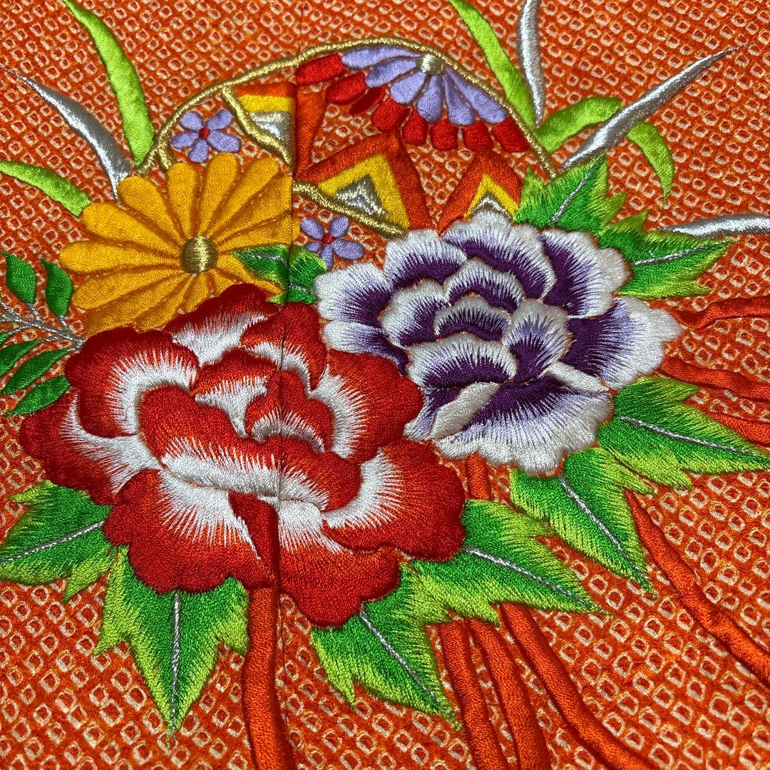113 総絞り　正絹　オレンジ×刺繍　疋田　着物+長襦袢　7歳　七五三　四つ身
