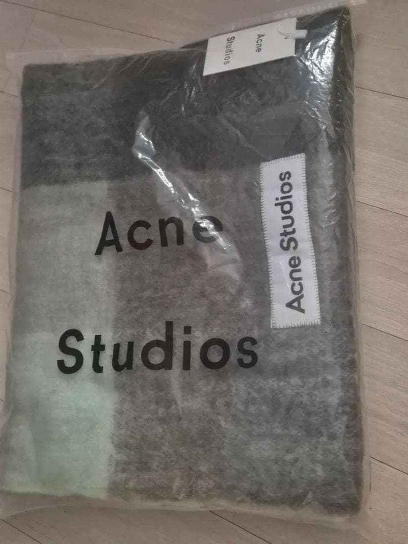 アクネ カーキミント マフラー