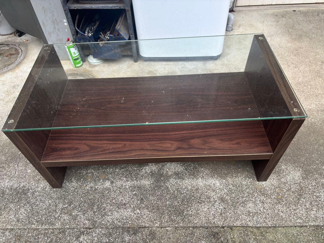 ガラス天板の木製センターテーブル