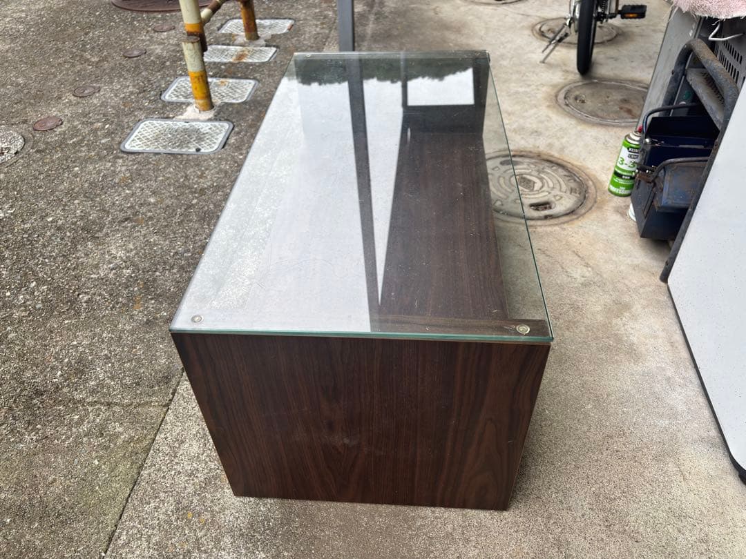 ガラス天板の木製センターテーブル