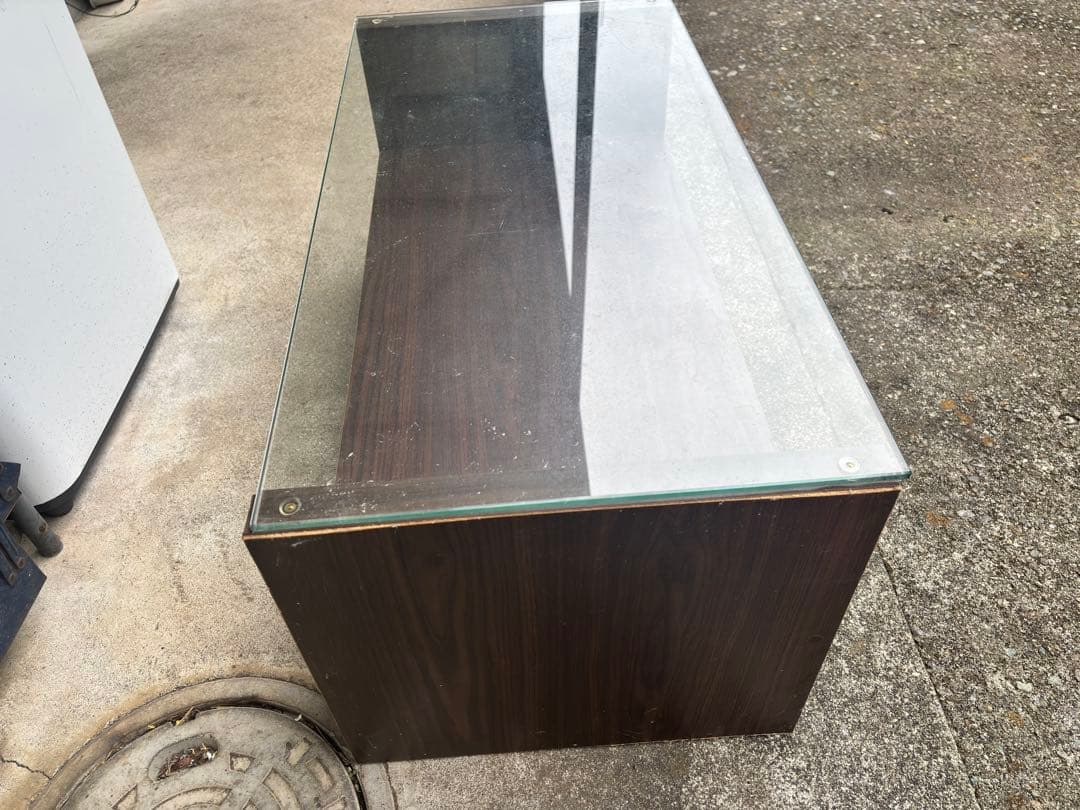 ガラス天板の木製センターテーブル