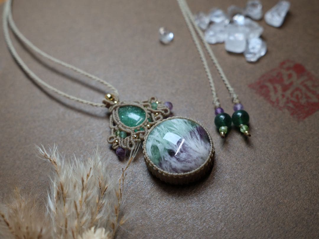 エンジェルフェザーフローライト グリーンストロベリークォーツマクラメネックレス