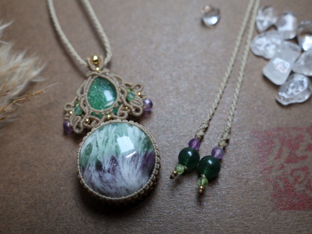 エンジェルフェザーフローライト グリーンストロベリークォーツマクラメネックレス