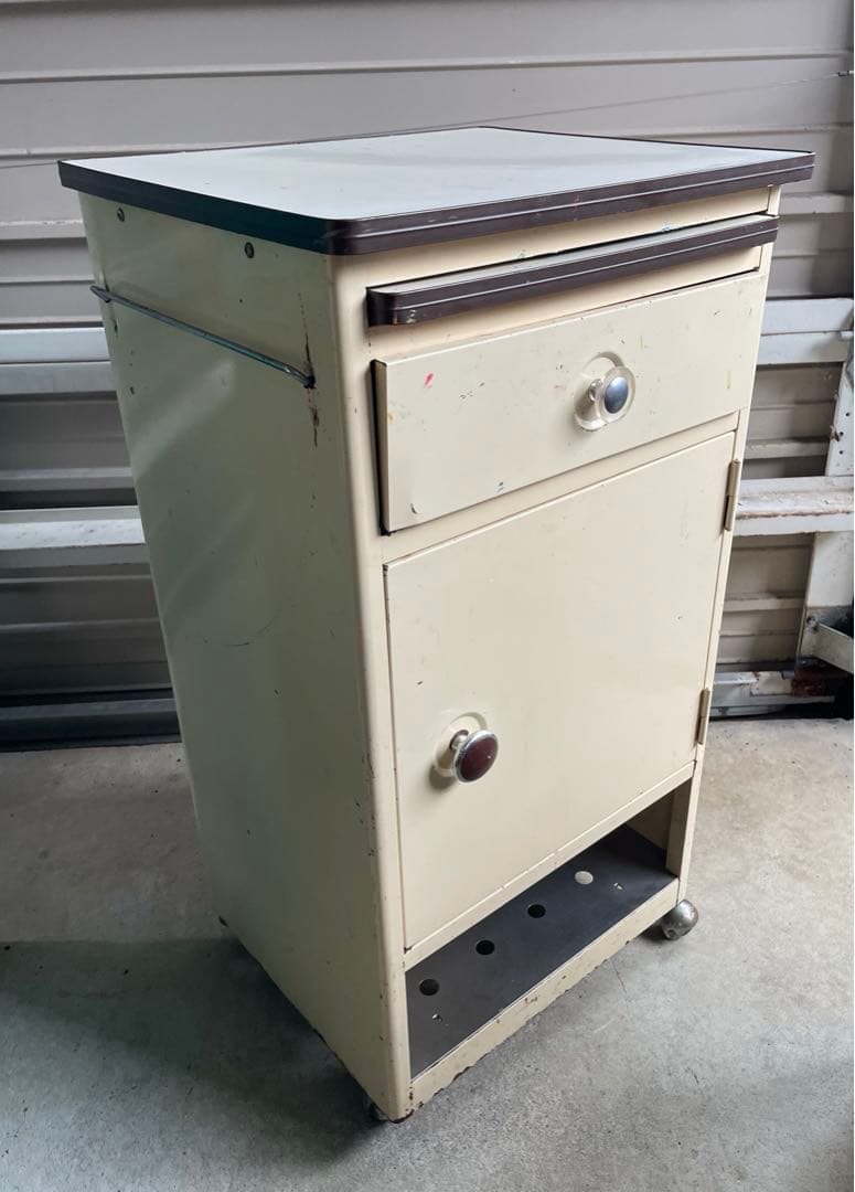 ビンテージ/スチール製/医療棚/収納棚/キャスター付き/ベロ付き/店舗什器