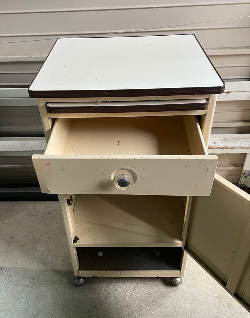 ビンテージ/スチール製/医療棚/収納棚/キャスター付き/ベロ付き/店舗什器