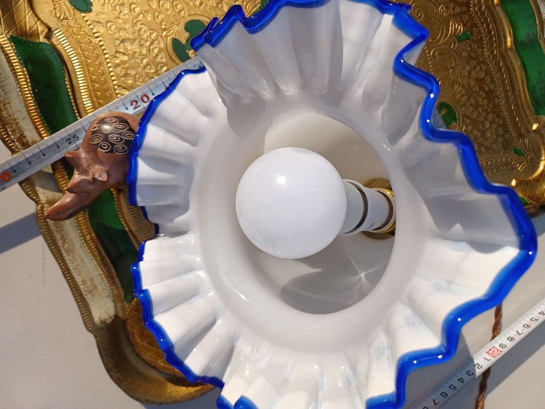 古いフリル色付きミルクホワイトガラスのペンダントライト