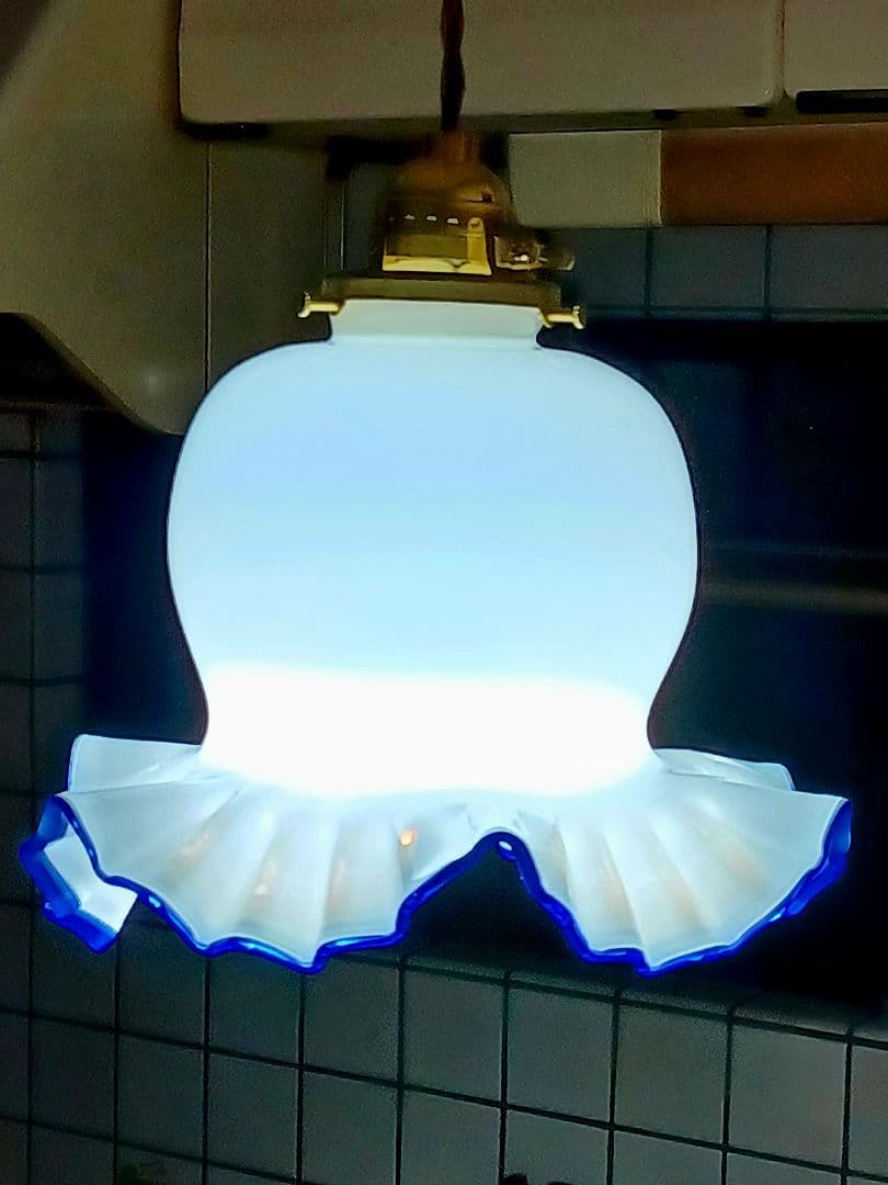 古いフリル色付きミルクホワイトガラスのペンダントライト