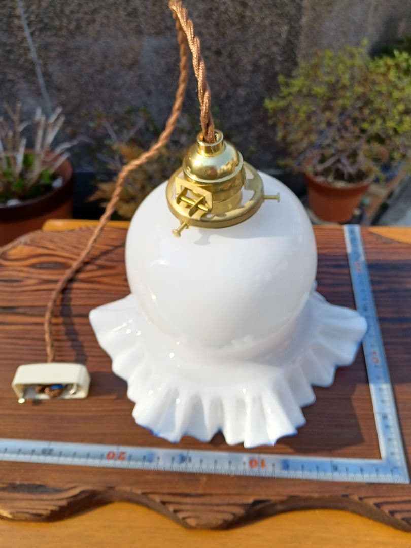 古いフリル色付きミルクホワイトガラスのペンダントライト