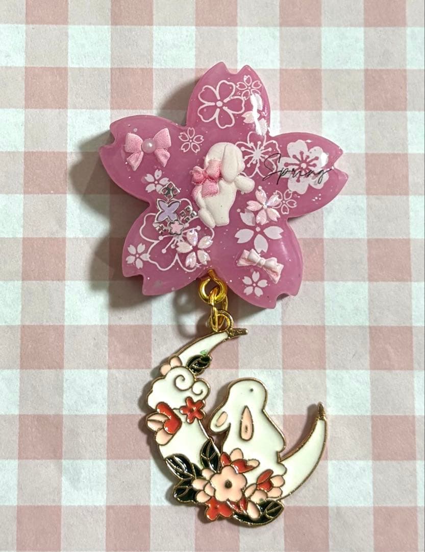 再販不可。桜うさぎレジンヘアゴムブローチ - メルカリ