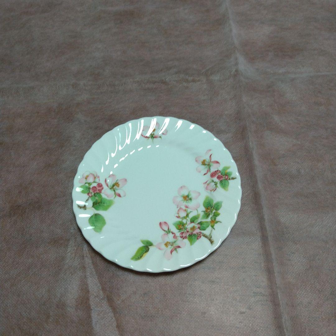 黒壺ウェッジウッドケーキ皿×8とミルクピッチャー