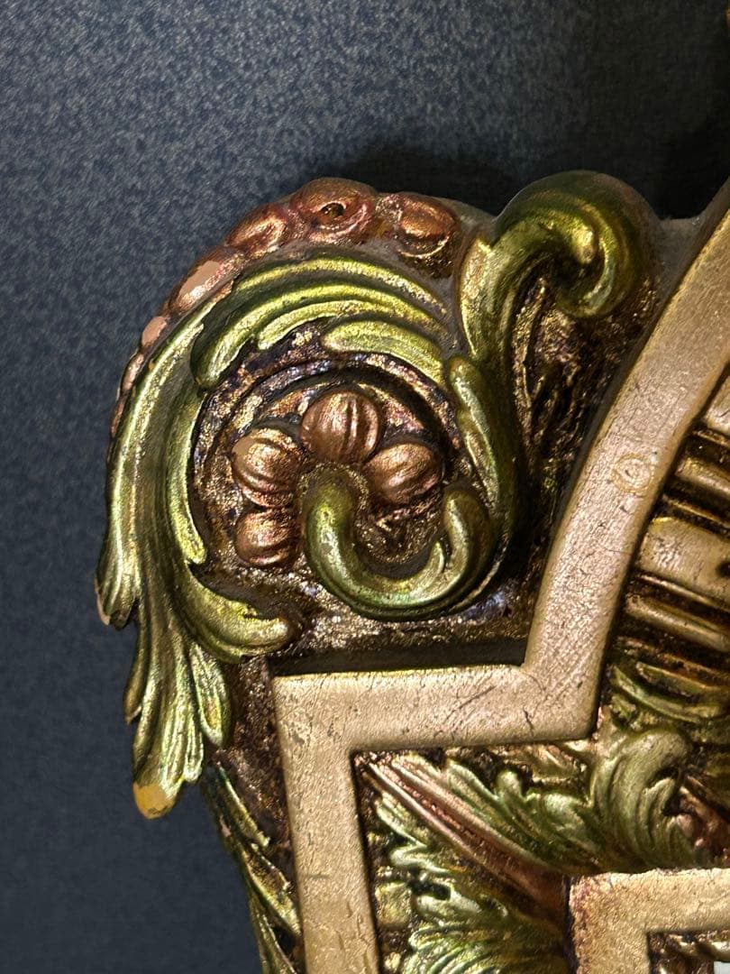 クラシックな金色の壁掛け鏡