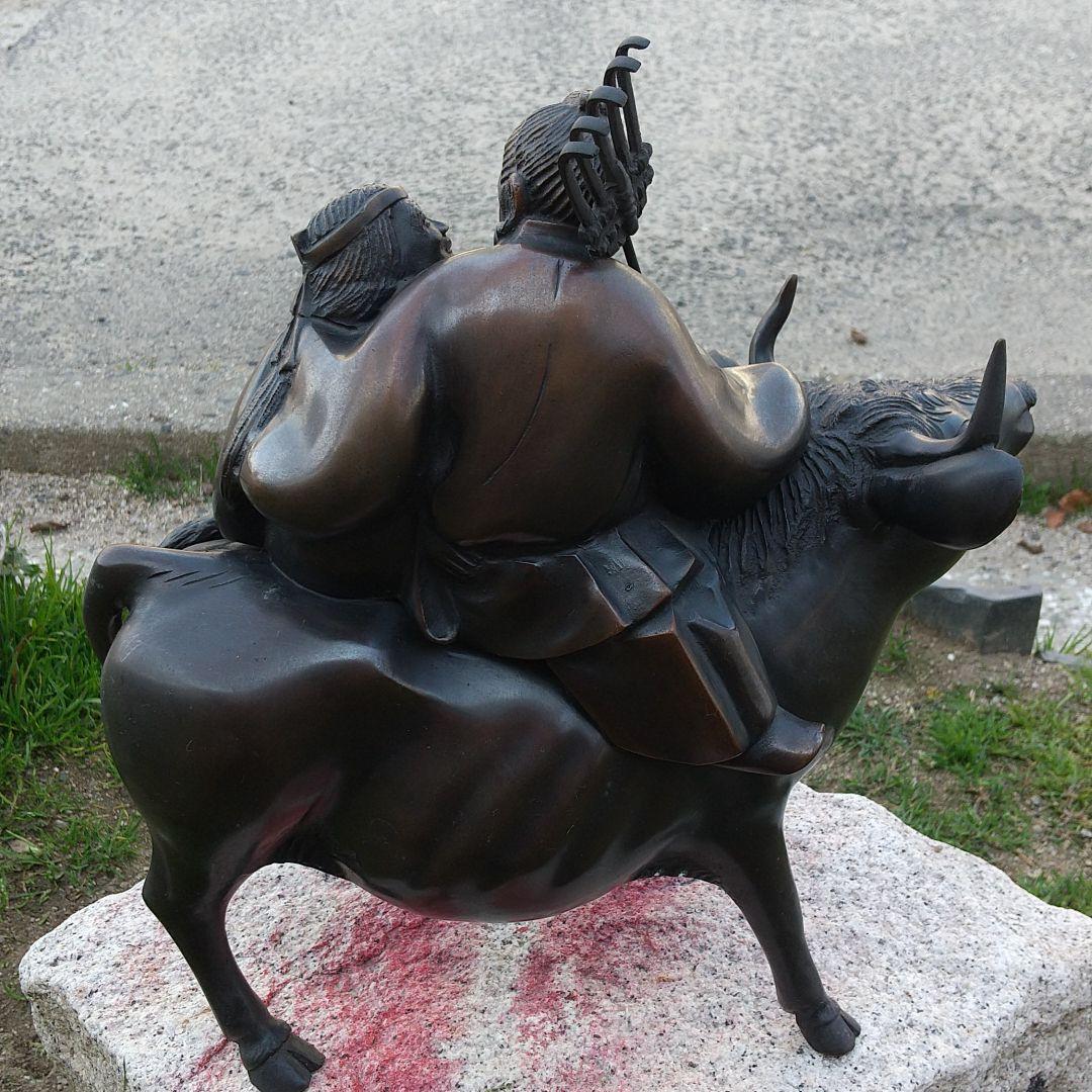 青銅製   夫婦が乗った牛